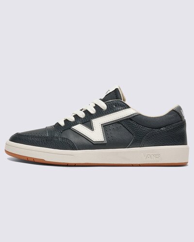 A assinatura lendária em “Flying V” se destaca no tênis com inspiração nos anos 80. O Tênis Lowland Sport Vintage Black possui uma silhueta retrô, que remete aos anos 80 da Vans: com perfil slim e uma sola ComfyCush, proporcionando conforto modernizado. Antigamente, esse modelo era utilizado para praticar tênis no início da década de 80, quando a Vans fazia testes com modelos confeccionados especificamente para a prática de esportes. Este modelo de cano baixo mantém a aparência familiar das suas origens, modernizado com uma pitada de empolgação, sem deixar o tradicional logotipo Vans em “Flying V” icônico, em evidência. Para maior conforto no calce, com base nas avaliações de compra dos clientes, recomendamos escolher um tamanho maior que a sua numeração convencional.