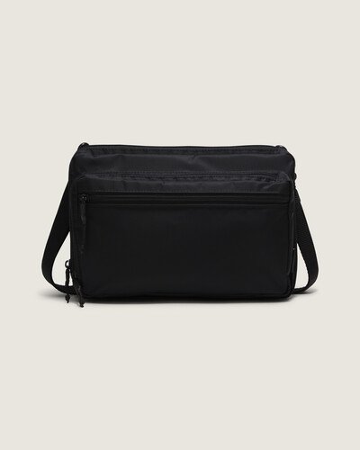 Uma bolsa, vários formatos de uso. O modelo de ombro se transforma em uma bolsa transversal, com alças ajustáveis. A Bolsa Ss Bail Convertible Cross Body Black mantém o transporte leve e versátil. As múltiplas alças permitem que você alterne a forma de usá-la, enquanto um compartimento principal com zíper e um bolso frontal mantêm os itens essenciais por perto. Perfil discreto, pronta para todos os destinos e fácil de personalizar.