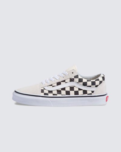 Em 1977, o tênis Old Skool, originalmente nomeado de Vans #36 foi lançado sendo o primeiro a conter a icônica sidestripe na lateral. O que começou como um rabisco de Paul Van Doren, originalmente chamado de “Jazz Stripe”, se tornou um dos ícones da marca Vans. O Tênis Old Skool White Black é um tênis de cano baixo com cadarço que possui cabedal de lona têxtil e camurça resistente branco com estampa em checkerboard nas cores preto e branco, sidestripe em couro branco e viras laterais borracha na cor branca com biqueiras reforçadas para suportar o desgaste por repetição, cano acolchoado para dar suporte e flexibilidade e a clássica sola de borracha waffle vulcanizada exclusiva Vans.