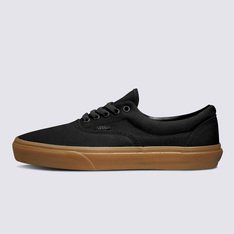 O tênis Vans Era foi o primeiro modelo projetado para skatistas e pensado por skatistas. Introduzido em 1976 e originalmente chamado Vans #95, o Vans Era tornou-se popular pelos lendários Z-Boys e continua sendo o tênis de escolha para skatistas, surfistas e pessoas criativas em todo o mundo. O Tênis Era Black Classic Gum possui cabedal de lona resistente na cor preta, viras laterais de borracha na cor goma com biqueiras reforçadas para suportar o desgaste por repetição, ilhós de metal, colarinho acolchoado para dar apoio e flexibilidade e a original sola Waffle de borracha original Vans.