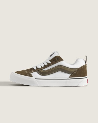 Um estilo “volumoso” típico dos anos 90 que foi inspirado no tênis de cano baixo da Vans. O Knu Skool é a interpretação contemporânea de um estilo clássico dos anos 90, caracterizado por sua lingueta volumosa e Sidestripe Vans moldada em 3D, com acabamento marcado por cadarços oversized e robustos. Com perfil marcante e detalhes em estilo dramático, o Tênis Knu Skool Sepia brinca com o original Old Skool enquanto mescla um ícone do passado com as tendências do presente.