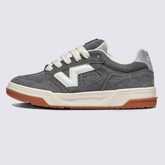 Projetado em 1999. Reimaginado para hoje

Conheça o Upland Shoe, um tênis do passado reprojetado para o futuro. Pegamos o clássico robusto de cano baixo dos anos 90 e adicionamos alguns toques modernos. O formato redesenhado do pé traz melhor ajuste e conforto, enquanto materiais elevados combinam durabilidade e estilo. Com atacadores grandes e logótipos arrojados, os Upland ligam perfeitamente a nossa herança com tudo o que hoje nos reserva.