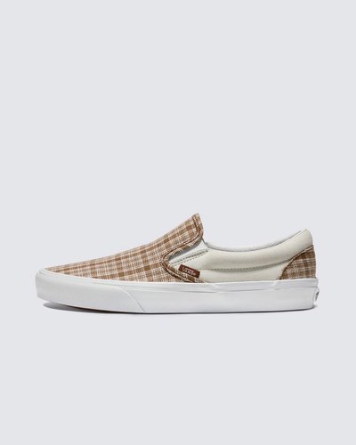 Em 1977, o Vans #98 era conhecido como Classic Slip-On, tornando-se um ícone no sul da Califórnia. Hoje, ele é reconhecido mundialmente por sua silhueta confortável, facilidade de uso e design admirado. O Tênis Slip-On Industrial Prep Brown Multi é um item essencial para o dia a dia com o verdadeiro estilo “Off The Wall”. Este tênis slip-on atemporal também inclui cabedal discreto em lona marrom, colarinhos acolchoados de suporte, detalhes elásticos nas laterais e sola de borracha waffle exclusiva Vans.