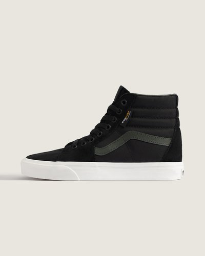 O tênis de cano alto original do skate, o Sk8-Hi, é um clássico em qualquer palco. O Sk8-Hi foi um divisor de águas, sendo o primeiro tênis de skate de cano alto a entrar em cena. Com cano acolchoado para suporte do tornozelo e biqueiras reforçadas, o Tênis Sk8-Hi Cordura Black Gray continua sendo um estilo incomparável. O Sk8-Hi foi o segundo modelo a apresentar o Vans Sidestripe, e seu design arrojado permanece icônico desde então.