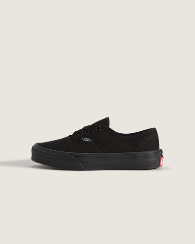 Nascido em Anaheim, Califórnia, em 1966, o Authentic é o estilo original que carrega a tradição da Vans. Originalmente conhecido como Vans #44 Deck Shoes, o Authentic tornou-se um ícone popular e incorporou a atitude “Off The Wall” desde então. Desenvolvido com um perfil simples de cano baixo e cadarço, o Tênis Authentic Infantil Black Black é um clássico Vans construído especialmente para os pequenos. Com cabedal resistente de lona preta, traz ilhós de metal e sola de borracha waffle exclusiva Vans.