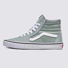 Husa. 1978, indo mais alto

O Sk8-Hi, inicialmente conhecido como Style 38, evoluiu a partir dos clássicos da Vans para atender às demandas do skate do final dos anos 70. Seu design de cano alto adicionou proteção ao tornozelo para manobras mais difíceis e terrenos verticais. Um elemento essencial do skate que se tornou um ícone cultural, combina estilo atemporal com desempenho confiável.