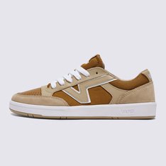 A assinatura lendária em “Flying V” se destaca no tênis com inspiração nos anos 80. O Tênis Lowland New Varsity Pale Khaki possui uma silhueta retrô, que remete aos anos 80 da Vans: com perfil slim e uma sola ComfyCush, proporcionando conforto modernizado. Antigamente, esse modelo era utilizado para praticar tênis no início da década de 80, quando a Vans fazia testes com modelos confeccionados especificamente para a prática de esportes. Este modelo de cano baixo mantém a aparência familiar das suas origens, modernizado com uma pitada de empolgação, sem deixar o tradicional logotipo Vans em “Flying V” icônico, em evidência. Para maior conforto no calce, com base nas avaliações de compra dos clientes, recomendamos escolher um tamanho maior que a sua numeração convencional.