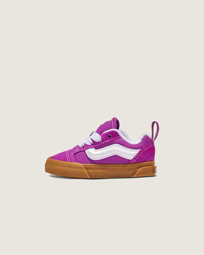 Estilo fofo dos anos 90 para crianças.

Nascidos em 1998, os Knu Skool deram um toque ousado ao icónico Old Skool da Vans. Com atacadores grandes, língua bufante e gola macia, ele deu vida às vibrações do skate dos anos 90, ao mesmo tempo que se manteve firme na construção inferior da sola waffle vulcanizada e exclusiva da Vans. Seu design exagerado na parte superior o tornou um destaque na cultura do skate. Agora adaptado para crianças pequenas, o sapato Toddler Knu Skool apresenta atacadores elásticos para calçar e tirar facilmente, mantendo o mesmo visual icônico. Perfeito para os mais pequenos prontos para enfrentar o dia com um toque de nostalgia inspirado no skate.