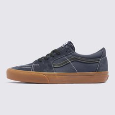 O revolucionário Sk8-Hi transformado em um tênis de cano baixo atemporal. Uma versão adaptada do lendário tênis de cano alto, o Tênis Sk8-Low Gum Navy traz a estética familiar da sidestripe contrastante, com uma proposta totalmente nova na maneira de vestir esta silhueta icônica. Além dos cabedais clássicos de lona e camurça que imitam a contraparte mais alta, o tênis de cano baixo é fácil de usar e traz à tona todos os detalhes que preservam a essência do original.