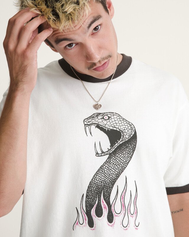 Camiseta Skate Mike G Snake Flame Ringer Ss Marshmallow