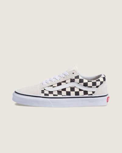 Em 1977, o tênis Old Skool, originalmente nomeado de Vans #36 foi lançado sendo o primeiro a conter a icônica sidestripe na lateral. O que começou como um rabisco de Paul Van Doren, originalmente chamado de “Jazz Stripe”, se tornou um dos ícones da marca Vans. O Tênis Old Skool White Black é um tênis de cano baixo com cadarço que possui cabedal de lona têxtil e camurça resistente branco com estampa em checkerboard nas cores preto e branco, sidestripe em couro branco e viras laterais borracha na cor branca com biqueiras reforçadas para suportar o desgaste por repetição, cano acolchoado para dar suporte e flexibilidade e a clássica sola de borracha waffle vulcanizada exclusiva Vans.