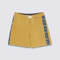 Conforto e versatilidade é o que a bermuda masculina Vans proporciona. Preocupe-se apenas em estar em busca da onda perfeita ou curtir um dia relaxado, seja na praia ou na piscina. A Boardshort The Daily Sidelines Golden Brown é confeccionada em poliéster reciclado e possui tecnologia de elasticidade 4-way da Vans (estica para todas as direções). Em tecido plano que seca rapidamente, o modelo traz cós fixo com amarração frontal em cordão, bolsos laterais com fechamento em zíper, loop para pendurar óculos e loop para prender a chave, com etiqueta Vans lateral. Na cor marrom, traz estampa nas laterais coloridas com o símbolo da paz e aplicação de etiqueta tecida com detalhe em checkerboard aplicada no cós.