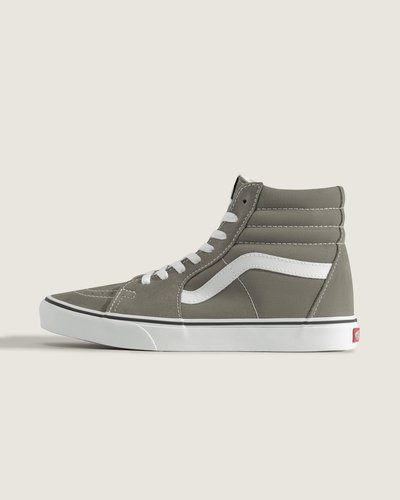 O tênis de cano alto original do skate, o Sk8-Hi, é um clássico em qualquer palco. O Sk8-Hi foi um divisor de águas, sendo o primeiro tênis de skate de cano alto a entrar em cena. Com cano acolchoado para suporte do tornozelo e biqueiras reforçadas, o Tênis Sk8-Hi Walnut continua sendo um estilo incomparável. O Sk8-Hi foi o segundo modelo a apresentar o Vans Sidestripe, e seu design arrojado permanece icônico desde então.