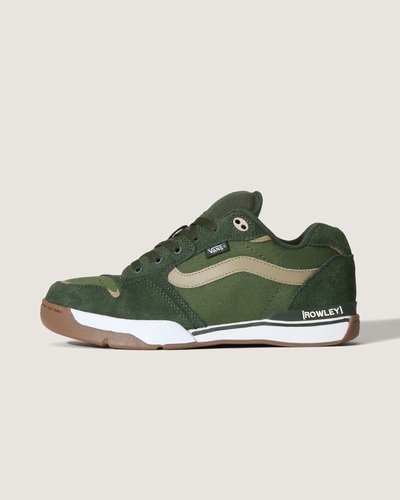 Lenda do skate. O tênis exclusivo de Geoff Rowley de 2001, re-lançado com melhorias modernas no skate. O Tênis Rowley Skate Xlt Dark Green ecoa a rica história do skate e impulsiona a cultura para o futuro. Lançado originalmente como modelo profissional de Geoff Rowley em 2001, este tênis de cano baixo é repleto de detalhes inspirados no skate dos anos 90 e 2000, incluindo língua acolchoada, gáspea mais curta e cano volumoso no tornozelo.