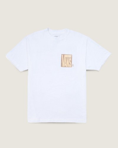 <p>Camiseta masculina branca em malha knit 100% algodão (20/1) com modelagem classic fit. Apresenta estampa em serigrafia desgastada em tom bege: um bloco com o logo VANS no peito e uma versão maior com o lettering 'OFF THE WALL' nas costas com efeito crackle, conferindo estética vintage e urbana. Toque macio e caimento clássico, indicada para saídas noturnas e uso casual com estilo.</p>