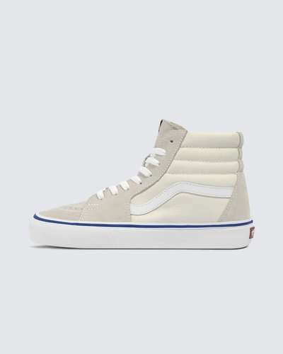 O Sk8-Hi impactou ao ser o primeiro tênis de cano alto para skate a entrar em cena. Com um toque "Off The Wall", o lendário tênis de cano alto da Vans é considerado um divisor de águas desde o seu lançamento em 1978. O Tênis Sk8-Hi Tri-Tone Turtledove apresenta cabedal em camurça e lona resistente na cor nude. Com fechamento por amarração em cadarços, ele traz a icônica sidestripe Vans nas laterais. O tênis possui o cabedal acolchoado com biqueiras reforçadas, proporcionando mais conforto e firmeza a cada passo. Apresenta heeltab do skate tradicional com inscrição Vans em “Drop V” e “Off The Wall” aplicada no calcanhar, com etiqueta tecida “Vans Off The Wall” aplicada na lingueta. A entressola ameniza o impacto e a palmilha se molda adequadamente aos pés. Com solado em borracha vulcanizada em formato waffle - exclusividade Vans - com função antiderrapante, proporcionando maior aderência ao caminhar. Estilo e conforto para todos os momentos, seja dentro ou fora das pistas.
