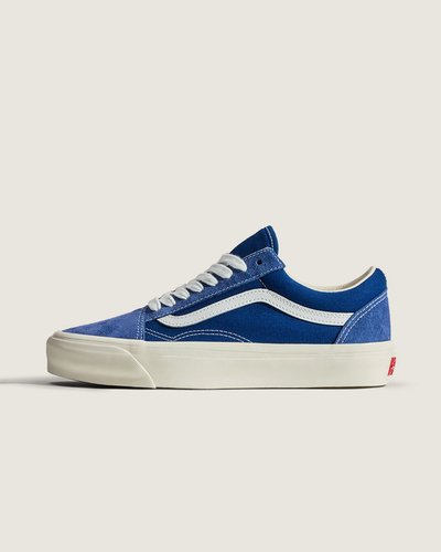 Sinta algo novo. Por quase 50 anos, o tênis Old Skool esteve conectado à cena musical underground. Agora, a Vans celebra esse vínculo com a Premium Old Skool Music Collection - com três cápsulas, inspiradas em diferentes eras. A Punk Capsule revive a estampa de leopardo ousada e os sólidos de destaque, ecoando as cores adotadas por músicos punk e hardcore nos anos 70 e 80. A construção da silhueta Premium apresenta amortecimento na palmilha, uma palmilha aprimorada com materiais para melhor ajuste e conforto. Paredes laterais brilhantes, fita de proteção superior e etiquetas do acervo Vans, que homenageiam os detalhes originais dos calçados da década de 90. Projetado com materiais sustentáveis, como sola de borracha regenerativa e palmilha de base biológica, o Premium Old Skool™ é elevado em todos os sentidos.