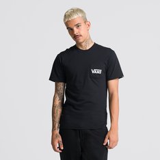 Um clássico Vans alia arte, música, cultura e esportes de ação. Para compor um visual totalmente criativo, combine suas peças icônicas da Vans. Trazendo mais personalidade e atitude no seu estilo, a camiseta masculina SS OTW Classic Back Black-White de manga curta carrega o clássico da tradição combinada com a essência “Off The Wall” que só a Vans possui. Uma camiseta clássica, com silhueta mais oversized no comprimento. Na cor preta, confeccionada em 100% algodão, com gola canelada e costura reforçada nos ombros. Apresenta estampa frontal com o logo “Off The Wall” e nas costas em silk à base d’água. Com etiqueta original Vans aplicada na manga.Aproveite a Vans Black Friday e adquira já seu novo produto Off The Wall