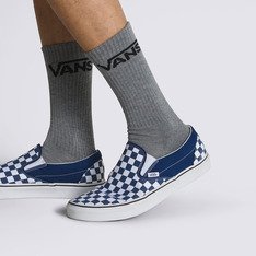 Combine os seus tênis Vans com o pack de meias que carrega o Lifestyle Vans por onde for. Pack com três pares que traz estilo para todos os seus clássicos Vans. A Meia Class Crew 41/45 Heather Grey agrega estilo para todas as ocasiões. O pack possui três pares de meias soquetes de cano alto cinza clássicas, com assinatura Vans em “Drop V” estampada na altura do cano. Os modelos vestem da numeração 41 ao 45.