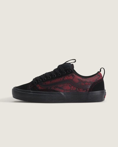 Em 1977 o Old Skool foi lançado como o primeiro a trazer a icônica sidestripe, um rabisco de Paul Van Doren que virou marca do legado Vans. O Tênis Skate Old Skool 36 Halloween Saw Red Black traz cabedal em couro com painéis em camurça, sola vulcanizada em borracha para aderência e resistência, cano baixo e bico redondo que favorecem mobilidade. Acabamento acolchoado no colarinho, conforto perceptível, suporte e flexibilidade.