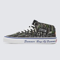 Vans Skate Classics: Ultra resistência no interior do tênis para a sua melhor performance no skate. Redesenhada para o skate moderno, a coleção Vans Skate Classics oferece mais do que os skatistas precisam para permitir evolução máxima. Com cabedal clássico de camurça e lona, o Tênis Skate Half Cab Boys Of Summer Logan Santino possui a silhueta icônica que você deseja, trazendo todos os benefícios de desempenho que os skatistas exigem.