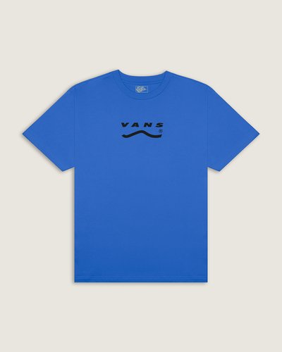 A Camiseta Manga Curta Determined Bright Azure apresenta gráfico em silk com logotipo pequeno no peito e versão ampliada nas costas, sobre malha knit de algodão com toque macio e respirabilidade. Gola redonda clássica e corte de caimento regular oferecem conforto e mobilidade. Detalhes de acabamento reforçam a identidade autêntica e o legado VANS