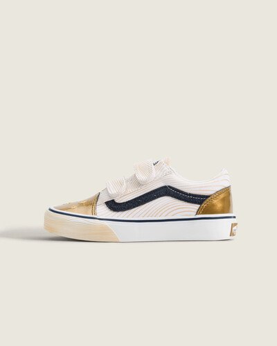 Em 1977 o Old Skool foi lançado sendo o primeiro a exibir a icônica sidestripe, um rabisco de Paul Van Doren originalmente chamado Jazz Stripe. O Tênis Old Skool K-Pop Kpop Demon Hunters Golden Toddler Infantil combina cabedal em couro com bico redondo, construção vulcanizada e sola waffle, entregando leveza, suporte e conforto. Detalhes estampados reforçam a expressão criativa e o legado inconfundível da Vans