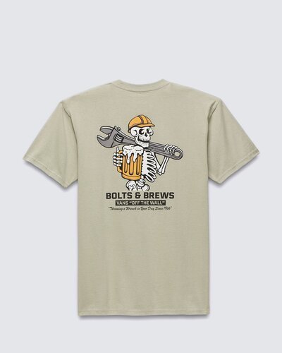 Arte e cultura de rua trazem referências icônicas para as peças clássicas da Vans. Confortável o bastante para usar todos os dias e em qualquer ocasião, a Camiseta Wrenched SS Elm traz estampa clássica com o esqueleto de caveira segurando uma caneca de chopp em uma das mãos e na outra, uma chave de fenda, um ícone da Vans - com um toque descontraído - tanto na parte frontal na altura do peito, no lado esquerdo, quanto nas costas, ambas em silk à base d’água. Em algodão a camiseta de manga curta verde possui gola redonda e aplicação de etiqueta tecida Vans® na manga.
