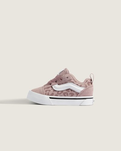 O Tênis Knu Skool Leopard Misty Mauve Infantil revisita o legado VANS com a sidestripe como assinatura e atitude descontraída. Confeccionado em couro com sobreposições em camurça, o modelo Knu Skool Kids traz cano baixo e fechamento por cadarço para ajuste seguro e liberdade de movimento. Sola vulcanizada oferece resistência nas aventuras do dia a dia, enquanto o toque macio e o acabamento cuidado garantem conforto e suporte.