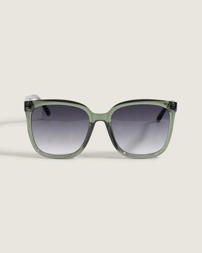 Produzido com arma??o e lentes em 100% policarbonato, este modelo oversized combina design moderno e conforto. Conta com prote??o total UVA/UVB 400, ideal para dias ensolarados. Acompanha um saquinho com fecho para proteger os ?culos quando n?o estiverem em uso..