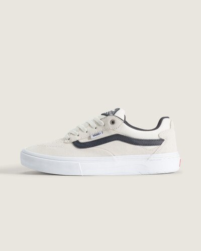 O Tênis Skate Kyle Walker White Gunmetal revisita o legado Vans com construção em couro e montagem vulcanizada que integra cabedal e sola. Design inspirado na performance de skate com entressola acolchoada e estrutura que proporciona conforto, suporte e flexibilidade durante manobras. Acabamento robusto e componentes pensados para resistência, com a assinatura Kyle Walker Pro reforçando a autenticidade do modelo