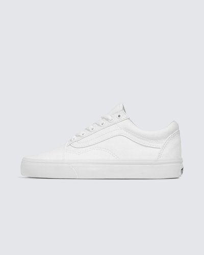 <p>Em 1977, o tênis Old Skool, originalmente nomeado de Vans #36 foi lançado sendo o primeiro a conter a icônica sidestripe na lateral. O que começou como um rabisco de Paul Van Doren, originalmente chamado de “Jazz Stripe”, se tornou um dos ícones da marca Vans. O Tênis Old Skool True White é um tênis de cano baixo com cadarço que possui cabedal de lona têxtil na cor branca, sidestripe em couro branco e viras laterais borracha na cor branca com biqueiras reforçadas para suportar o desgaste por repetição, cano acolchoado para dar suporte e flexibilidade e a clássica sola de borracha waffle vulcanizada exclusiva Vans.</p>