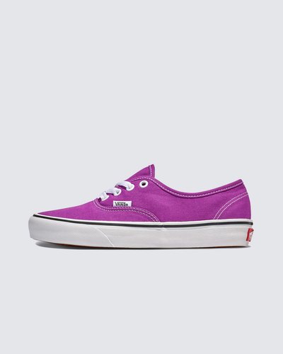 O original. Cores atualizadas.

Nascido em 1966 como Style 44, o Vans Authentic Shoe deu início a tudo. Sua estreia introduziu a agora icônica sola waffle, dando aos skatistas a aderência e a durabilidade necessárias para ultrapassar limites. Refinado e reforçado ao longo do tempo, é um símbolo do legado da Vans: intemporal, fiável e fiel às suas raízes. Agora parte da Coleção Color Theory, foi reinventado em tons vibrantes para uma abordagem nova e criativa.
