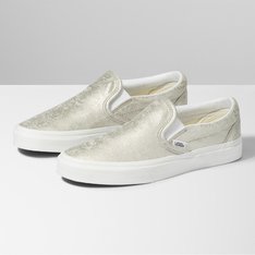 Introduzido em 1977, o Vans #98 &ndash; hoje conhecido como Classic Slip-On &ndash; instantaneamente se tornou um &iacute;cone no sul da Calif&oacute;rnia. Avance para hoje e o Classic Slip-On &eacute; mundialmente conhecido por sua silhueta confort&aacute;vel, facilidade de usar e design amado. Cabedal confeccionado em couro com acabamento met&aacute;lico craquelado.