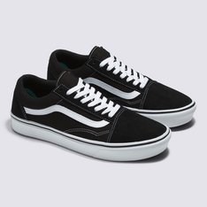 Quando os clássicos se unem ao conforto. A Vans renovou a silhueta clássica do Old Skool introduzindo a tecnologia ComfyCush: uma nova sola mais macia e acolchoada que oferece ao ComfyCush Old Skool um ajuste sem igual que faz com que pareça que estamos andando nas nuvens. Apresentando uma construção co-moldada de espuma e borracha para a combinação perfeita de conforto e aderência, com o Classic ComfyCush Old Skool é possível se sentir confortável o tempo todo, mantendo a estética atemporal do icônico calçado com sidestripe. Equipado com solas de borracha que proporcionam durabilidade e tração, interiores simplificados de peça única com maior suporte no arco e forro com material que absorve a umidade em todo o interior do tênis. Com cabedal em camurça e lona bordada recém-construído que se concentra na estabilização da lingueta, o Tênis Old Skool ComfyCush Black True White na cor preta confere um toque retrô aos estilos esportivos da Vans do início dos anos 90 e oferece uma experiência em que o conforto é vital.
