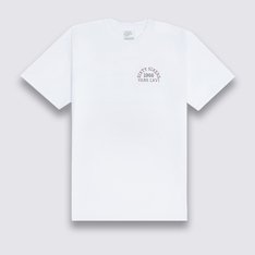 Arte e cultura de rua trazem referências icônicas para as peças clássicas da Vans. Confortável o bastante para usar todos os dias e em qualquer ocasião, a Camiseta Frat Lxvi Ss White com um toque descontraído, traz estampa frontal na altura do peito, do lado esquerdo, com assinatura Vans. Já nas costas, traz referências vintage Vans® “Off The Wall”, com dois esqueletos fazendo um brinde, ambas em silk à base d’água. Em algodão, a camiseta de manga curta possui gola redonda e aplicação de etiqueta tecida Vans® na manga.