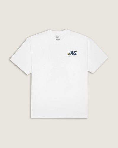Clássica e descolada. Abrace o significado da existência com a Camiseta Ss Chaos White. O modelo possui uma gola redonda clássica, com mangas curtas para um estilo casual e cotidiano. Ela é finalizada com uma estampa frontal com assinatura da Vans®, com uma homenagem à natureza selvagem da criação, repleta de estrelas, na parte das costas.