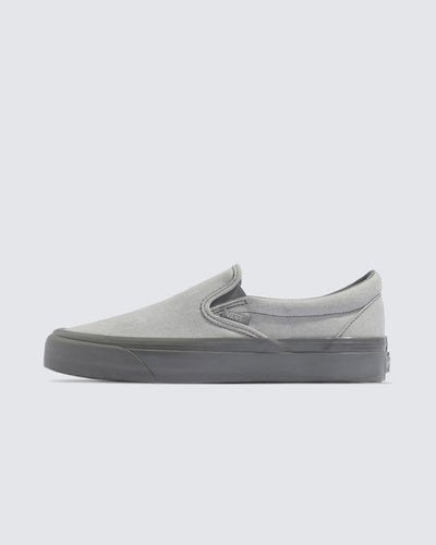 A Vans reconstruiu alguns dos seus clássicos mais icônicos com escolhas intencionais sobre os materiais utilizados. Com cabedais feitos de algodão orgânico e poliéster reciclado, um solado que usa borracha natural e uma palmilha de espuma de base biológica para um conforto que faz você se sentir bem, o Tênis Slip-On Mte Washed Canvas Lunar Rock mantém todo o DNA “Off The Wall” da Vans, enquanto dá um passo na direção certa. A equipe da Vans definiu metas ambiciosas de sustentabilidade. Grandes ou pequenas, todos os esforços se somam a uma mudança positiva. Para ganhar o logotipo do globo Checkerboard, pelo menos 30% do produto deve ser composto de um ou uma combinação de materiais reciclados, renováveis e/ou regenerativos. Para saber mais sobre a Vans e sua jornada para materiais sustentáveis, acesse www.vans.com.br/sustentabilidade.