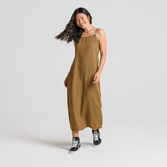 Ótimo para compor um visual incrível nos dias leves e ensolarados, o Vestido Camden SS Sepia é versátil: também pode ser usado em camadas ou compor um visual mais arrumado. Este modelo possui alças ajustáveis ??e apresenta uma fenda nas costas. Para ganhar o logotipo do globo Checkerboard, pelo menos 30% do produto deve ser feito de um ou uma combinação de materiais reciclados, renováveis ??e/ou regenerativos. Para saber mais sobre a Vans e a sua jornada rumo a materiais sustentáveis, acesse www.vans.com.br/sustentabilidade.