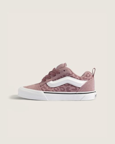 O Tênis Knu Skool Leopard Misty Mauve Infantil traz o legado da VANS em um modelo construído em couro com sobreposições em camurça e sola vulcanizada. O cabedal com estampa leopardo ganha profundidade por camadas e a sidestripe adiciona contraste gráfico. Fechamento por cadarço proporciona ajuste seguro, construção vulcanizada oferece flexibilidade, suporte e acabamento resistente, enquanto o interior acolchoado garante conforto prolongado.