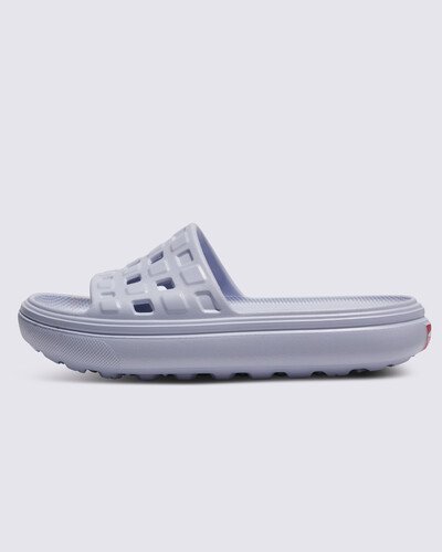 O Chinelo Slide-On Surf Essentials Light Blue traz a inspiração da sandália icônica estilo cloud. Com uma construção de peça única injetada na cor lilás, o chinelo slide-on apresenta cabedal com um calcanhar moldado em forma de arco e nova tecnologia VR3Cush™ presente na construção da palmilha, proporcionando maior conforto e a sensação de andar nas nuvens. O estilo inconfundível da Vans combinado com o design consciente da sustentabilidade e um visual inspirado na herança “Off The Wall”, o chinelo slide-on em EVA vai proporcionar todo o conforto que você precisa para relaxar. Para ganhar o logotipo do globo VR3 Checkerboard, pelo menos 30% do produto deve ser feito de um ou uma combinação de materiais reciclados, renováveis e/ou regenerativos. Para saber mais sobre a Vans e sua jornada para materiais sustentáveis, acesse vans.com.br/sustentabilidade.