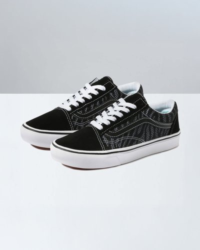 Onde clássicos encontram conforto

A Vans revigorou o perfil clássico do Old Skool apresentando a tecnologia ComfyCush: um solado mais macio e almofadado dando ao ComfyCush Old Skool um caimento de primeira classe que proporciona a sensação de andar sobre as nuvens.

Concebido de espuma e borracha comoldadas, uma combinação perfeita entre conforto e aderência, o Zebra ComfyCush Old Skool mantém o conforto em todos os momentos, ao mesmo tempo em que mantém a estética atemporal do nosso original tênis com listras laterais. Este visual icônico também vem equipado com sola de borracha que oferece durabilidade e tração, parte interna simplificada de uma única peça com suporte do arco adicional e os novos forros supressores de umidade são aplicados em toda a parte interna do calçado.

Junto com os recém-construídos cabedais em camurça e lona estampada que buscam a estabilização da lingueta, o Zebra ComfyCush Old Skool faz uma alusão retrô ao estilo esportivo da Vans do início dos anos 90 e proporcionam uma experiência na qual o conforto é essencial.

• Parte interna de uma única peça para um caimento confortável
• Espuma Vans ComfyCush para maior conforto
• Suporte do arco adicional
• Solas de borracha para durabilidade e tração
• Cabedais em lona e camurça que buscam a estabilização da lingueta
• Forros supressores de umidade