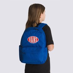 Uma mochila clássica com o DNA da Vans, a Mochila True Blue Infantil tem um design de dois bolsos com um organizador para manter seus itens importantes bem organizados e um bolso lateral para garrafa de água para fácil hidratação. O modelo na cor azul traz aplicação de etiqueta Vans® vintage. A equipe da Vans estabeleceu metas ambiciosas de sustentabilidade. Grandes ou pequenos, todos os esforços resultam em mudanças positivas. Para ganhar o logotipo do globo Checkerboard, pelo menos 30% do produto deve ser feito de um ou uma combinação de materiais reciclados, renováveis ??e/ou regenerativos. Para saber mais sobre a Vans® e sua jornada em direção a materiais sustentáveis, acesse www.vans.com.br/sustentabilidade.