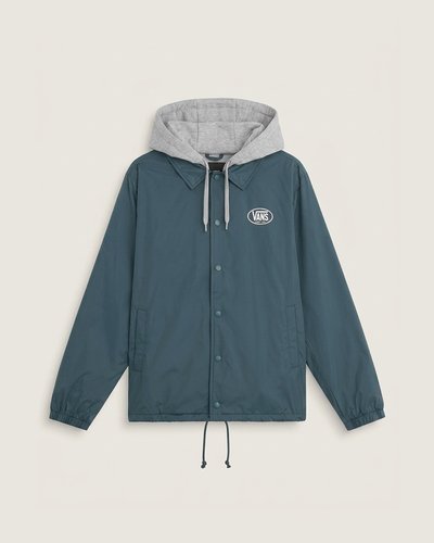 Bermuda Torrey Hooded Coaches Mystic Moss é uma jaqueta com capuz embutido, construção em tecido sarja e acabamento resistente que traz a atitude VANS. Confeccionada em poliamida, oferece toque leve e proteção contra vento. Design clean com fechamento discreto e corte funcional, proporcionando conforto e mobilidade em composições do dia a dia. Detalhes de construção reforçam a durabilidade sem comprometer o caimento.