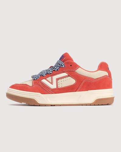 <p>Projetado em 1999. Atualizado para você em 2024. O Upland - um tênis dos arquivos da Vans - reinventado para os dias de hoje. O novo design da sola proporciona uma postura robusta e suporte sob os pés, enquanto os materiais superiores elevados e o logotipo em “V” moldado combinam para um estilo icônico e moderno. Terminados com atacadores grandes e logotipo ousado na língua e no calcanhar, o Tênis Upland Crimson Haze irá te transportar do passado diretamente para o seu futuro.</p>