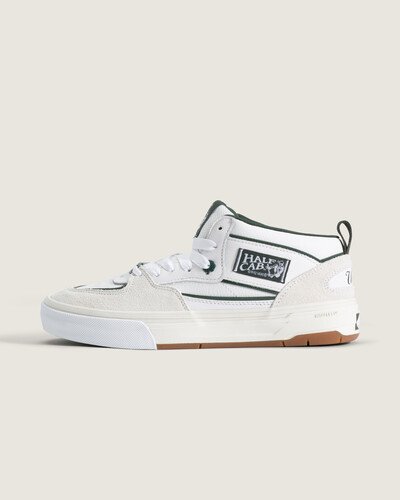 O Tênis Skate Half Cab Una White Gum reitera o legado da Vans: criado por Steve Caballero em 1992, o modelo de cano médio nasceu do skate. Confeccionado em couro com sola vulcanizada, traz construção sólida que proporciona suporte e durabilidade. Cadarços contrastantes, costura de destaque e etiqueta lateral acentuam a personalidade skate do modelo, enquanto o cano médio protege o tornozelo mantendo mobilidade e conforto nas manobras e no cotidiano.