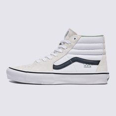 Skate Classics: ultra resistência no interior do tênis, feito para a prática do skate. Completamente redesenhada para o skate moderno, a coleção Skate Classics oferece mais do que os skatistas precisam para permitir evolução máxima. O cabedal de camurça e lona do Tênis Skate Sk8-Hi Blanc De Blanc oferece a aparência icônica que você deseja, trazendo todos os benefícios de desempenho que os skatistas exigem. Das subcamadas reposicionadas Duracap™ e palmilhas Popcush™ ao composto de borracha SickStick™, o tênis de skate de cano alto foi desenvolvido para suportar o impacto diário da prática de skate, mantendo você confortável entre as sessões. O modelo traz a nova etiqueta Vans em checkerboard, aplicada na lateral.
