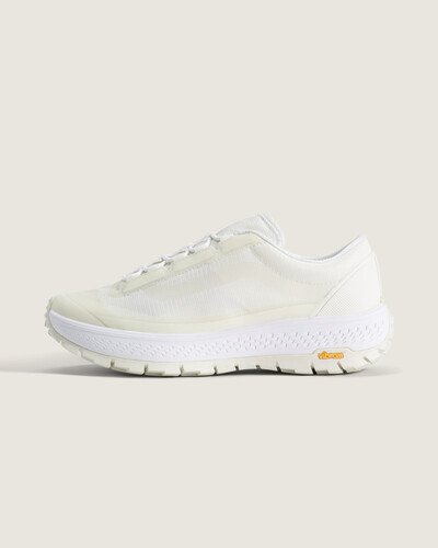 O Tênis Trail Turtledove traz o legado da Vans com uma proposta técnica e descontraída. Confeccionado em material sintético, o modelo emprega montagem cold cement que assegura união precisa entre cabedal e sola. A construção privilegia conforto, suporte e flexibilidade, com acabamento pensado para resistência e expressão autêntica, com detalhes funcionais discretos.
