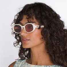 Combinar o estilo clássico com proteção máxima é autenticidade Vans na essência. Com um design icônico, o Óculos Marshmallow traz uma silhueta clássica da estética Vans, em uma armação quadrada retrô. Com armação e lentes em 100% policarbonato, ele possui proteção contra os raios UVA e UVB 400, vento e outros elementos. O óculos de sol que agrega estilo em todas as ocasiões. O modelo traz assinatura Vans em “Drop V” na lateral da haste. Todos os óculos de sol da Vans possuem o certificado UV400/CE.