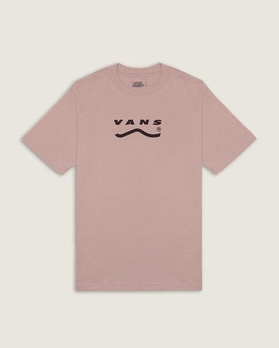 A Camiseta Manga Curta Determined Misty Mauve apresenta gráfico em silk com logotipo pequeno no peito e versão ampliada nas costas, sobre malha knit de algodão com toque macio e respirabilidade. Gola redonda clássica e corte de caimento regular oferecem conforto e mobilidade. Detalhes de acabamento reforçam a identidade autêntica e o legado VANS